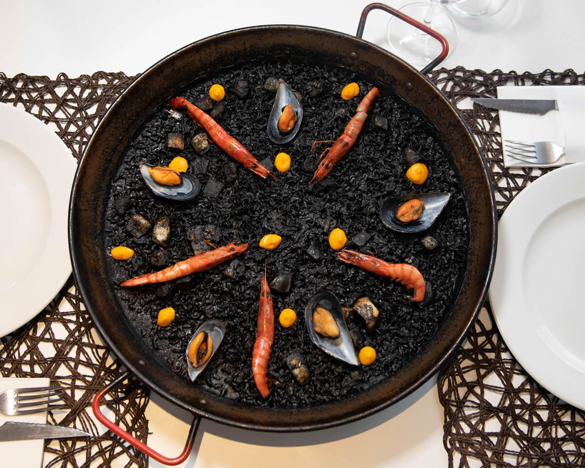Arroz negro con gambas y clochinas de Les Salines